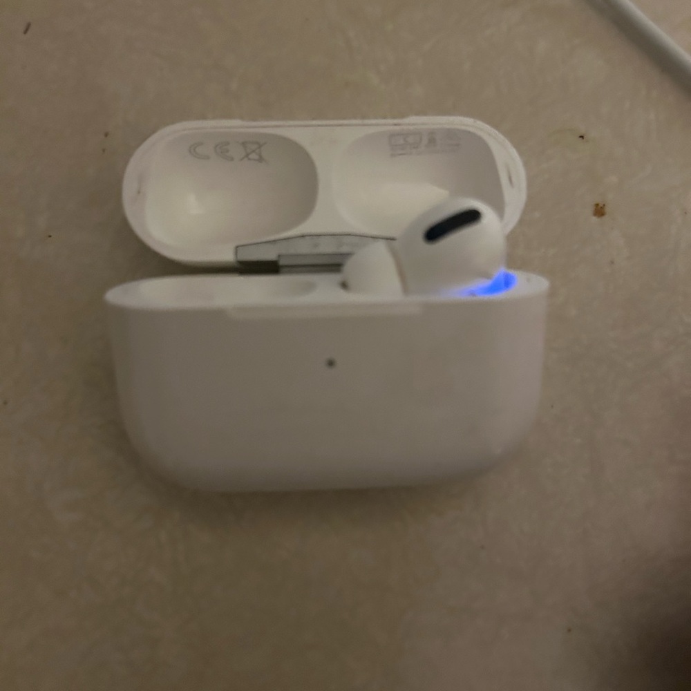 COPY - Apple Air Pod Pro 1st edition charging case with right air pod only